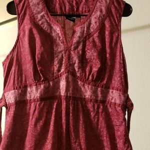 ❤Adorable tie back sleeveless summer top.